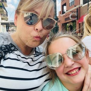 Meet your Posher, Joni